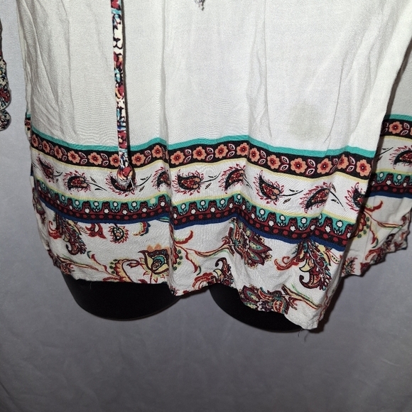 Valerie Steven's small slouchy floral blouse. - Picture 4 of 5